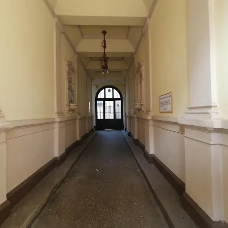 Chic Wendy In Centre Tour As