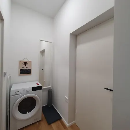 Chic Wendy In Centre Tour As Lubiana