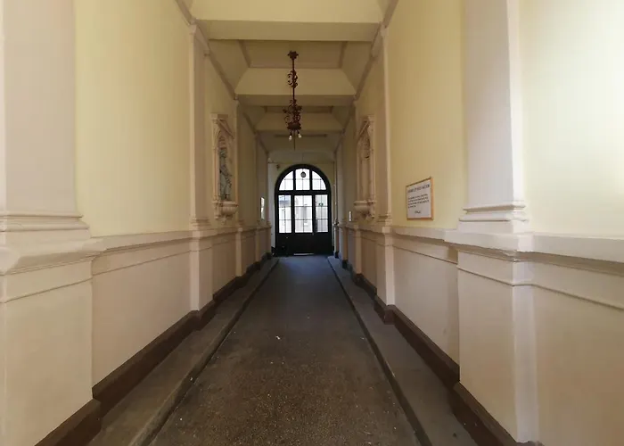 Chic Wendy In Centre Tour As