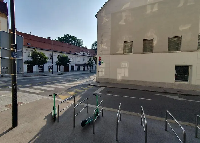 Chic Wendy In Centre Tour As *