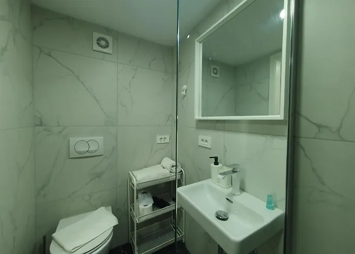 Chic Wendy In Centre Tour As