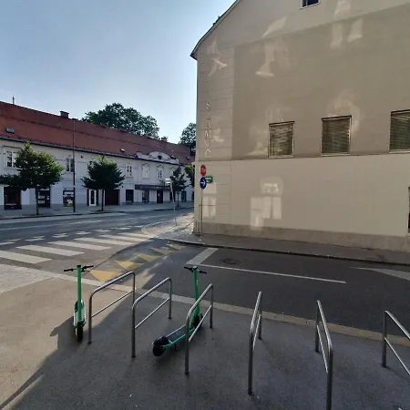 Chic Wendy In Centre Tour As *